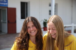 Animatrices PEP64 colonie séjour vacances souriantes